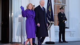 Президент Джо Байден и первая леди идут приветствовать избранного президента Дональда Трампа с супругой в Белом доме, 20 января 2025 г.