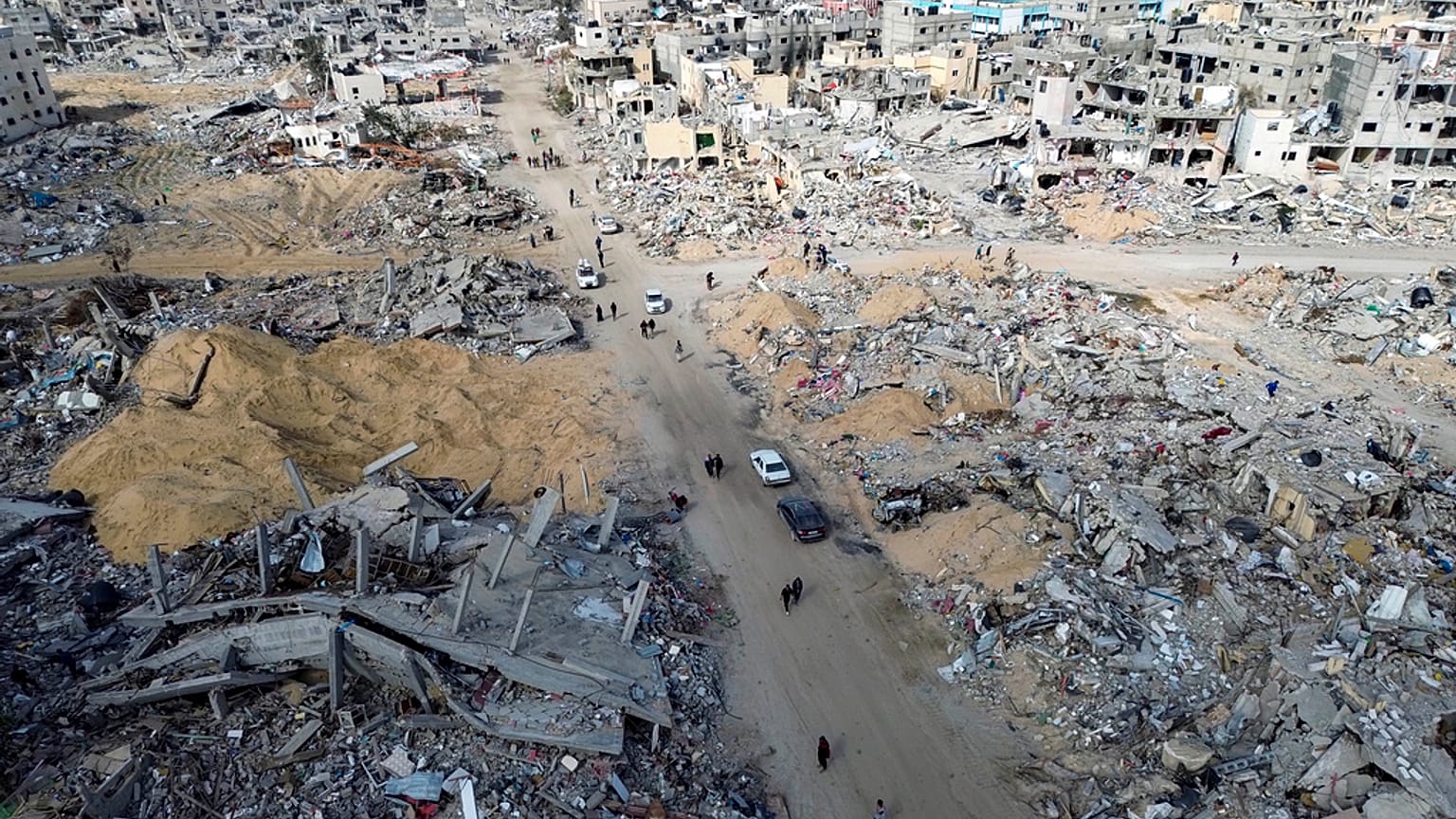 فلسطينيون يسيرون وسط الدمار الذي خلفته الهجمات الجوية والأرضية الإسرائيلية في رفح بعد اتفاق وقف إطلاق النار في قطاع غزة 19 كانون الثاني يناير 2025