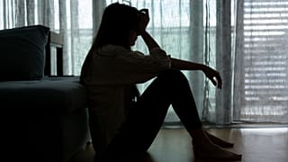 امرأة حزينة