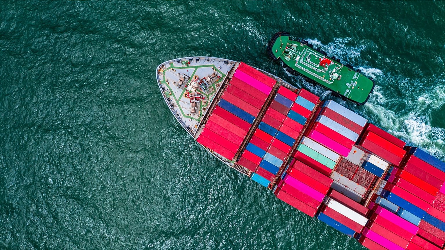 Ein Frachtschiff, das Waren transportiert