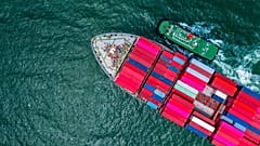Ein Frachtschiff, das Waren transportiert