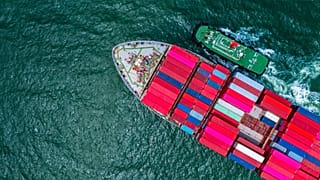 Una nave da carico che trasporta merci