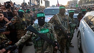 جنگجویان حماس در حالی‌که خودروی صلیب سرخ را برای انتقال گروگان‌ها اسکورت می‌کنند، ۱۹ ژانویه ۲۰۲۴