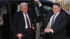 Der designierte US-Präsident Donald Trump trifft zum Gottesdienst in der St. John's Episcopal Church gegenüber dem Weißen Haus in Washington ein.