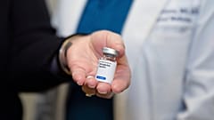 Пациентка принимает лекарство для снижения веса в клинике в США в декабре 2024 года.