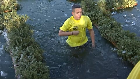 Pour l'Épiphanie, jeune garçon entre dans les eaux glacées du lac pour accepter la sainte foi du baptême de Jésus-Christ, à Prilep en Macédoine du Nord, le 19.01.2025
