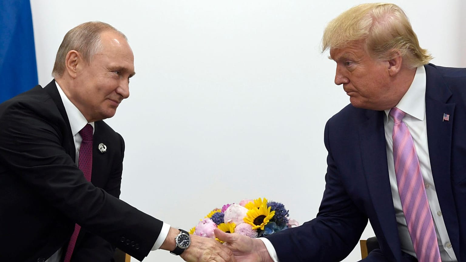 DOSYA - 28 Haziran 2019 tarihli bu dosya fotoğrafında, Başkan Donald Trump, sağda, Rusya Devlet Başkanı Vladimir Putin ile el sıkışıyor, solda, ikili bir görüşme sırasında 
