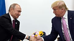 DOSYA - 28 Haziran 2019 tarihli bu dosya fotoğrafında, Başkan Donald Trump, sağda, Rusya Devlet Başkanı Vladimir Putin ile el sıkışıyor, solda, ikili bir görüşme sırasında 