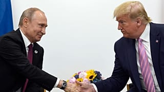DOSYA - 28 Haziran 2019 tarihli bu dosya fotoğrafında, Başkan Donald Trump, sağda, Rusya Devlet Başkanı Vladimir Putin ile el sıkışıyor, solda, ikili bir görüşme sırasında 