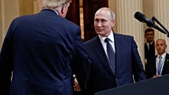 US-Präsident Donald Trump, links, und der russische Präsident Wladimir Putin, rechts, schütteln sich zum Abschluss ihrer gemeinsamen Pressekonferenz in Helsinki