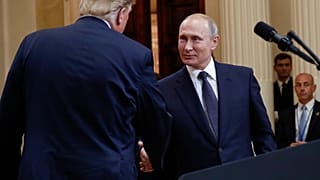 Vladimir Putin stringe la mano a Trump - 2018