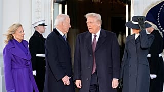Donald Trump ve Melania Trump, 20 Ocak 2025 Pazartesi günü Washington'daki Beyaz Saray'a varışlarında Başkan Joe Biden ve First Lady Jill Biden tarafından karşılanıyor