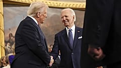 Donald Trump amerikai elnök elődjével, Joe Bidennel