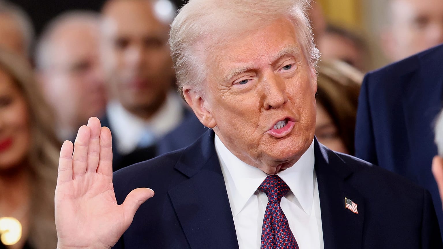 Donald Trump faz o juramento de posse no Capitólio, em Washington.