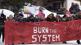 Des manifestants marchent sur Davos pour dénoncer le greenwashing de la part des entreprises présentes au WFE, Davos en Suisse, le 19.01.2025