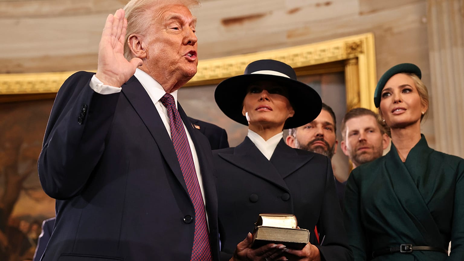 Trump, 20 Ocak 2025 Pazartesi günü Washington'daki ABD Kongre Binası Rotunda'sında 60. Başkanlık Yemin Töreni sırasında yemin ederek görevine başlıyor