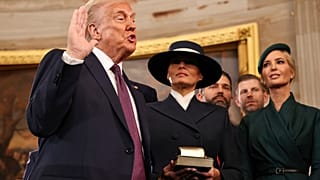 Trump, 20 Ocak 2025 Pazartesi günü Washington'daki ABD Kongre Binası Rotunda'sında 60. Başkanlık Yemin Töreni sırasında yemin ederek görevine başlıyor
