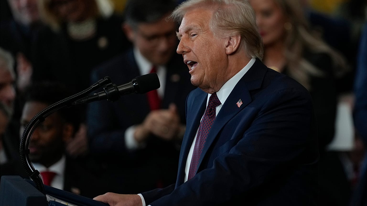 Президент Дональд Трамп выступает с инаугурационной речью в ротонде Капитолия США в Вашингтоне, 20 января 2025 года.