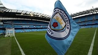 Manchester City'nin evi Etihad Stadyumu'nda, kulübün logosu bir korner direği üzerinde görülüyor, 1 Eylül 2018