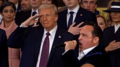Donald Trump faisant le salut lors de l’hymne national interprété par le ténor d’opéra Christopher Macchio à Washington DC, États-Unis le 20.01.2025