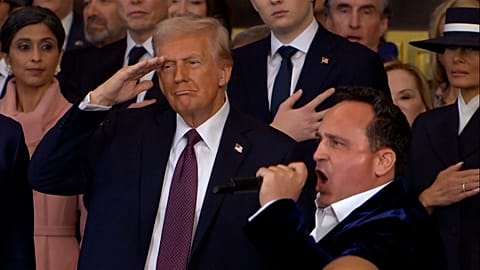 Donald Trump faisant le salut lors de l’hymne national interprété par le ténor d’opéra Christopher Macchio à Washington DC, États-Unis le 20.01.2025