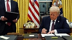 Präsident Donald Trump unterzeichnet im Oval Office des Weißen Hauses am Montag, 20. Januar 2025, eine Durchführungsverordnung zur Schaffung des Department of Government Efficiency (DOGE)