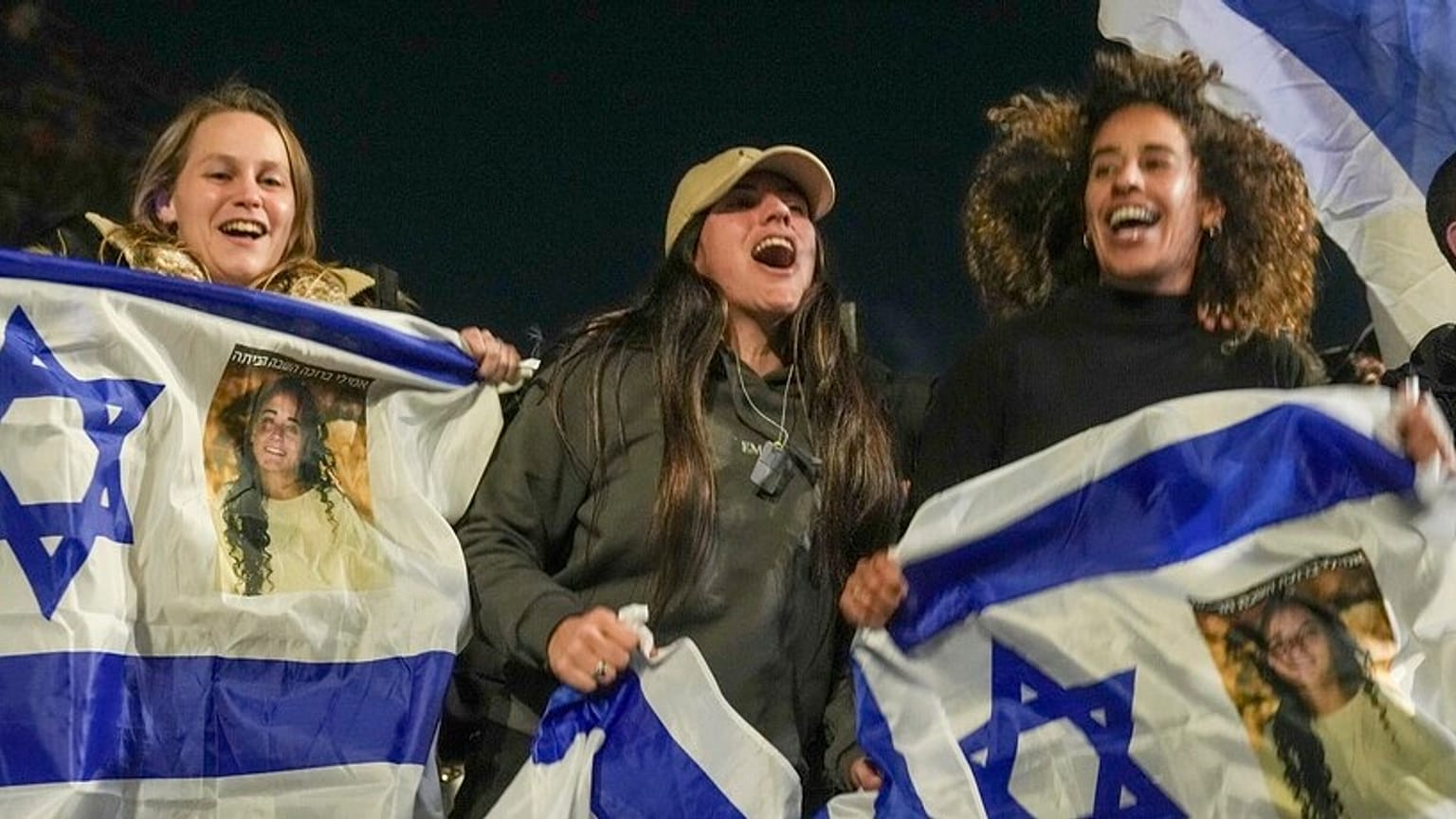 Gli israeliani festeggiano il rilascio di tre ostaggi tenuti prigionieri da Hamas a Gaza a Tel Aviv, Israele, 19 gennaio 2025