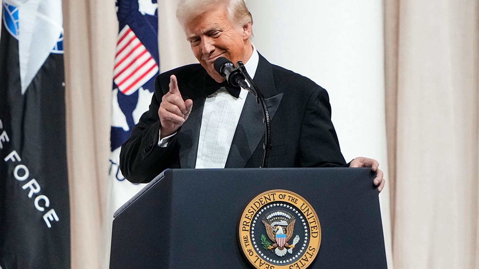 الرئيس دونالد ترامب يتحدث على خشبة المسرح في حفل القائد العام، الاثنين 20 يناير 2025، في واشنطن.