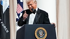 الرئيس دونالد ترامب يتحدث على خشبة المسرح في حفل القائد العام، الاثنين 20 يناير 2025، في واشنطن.