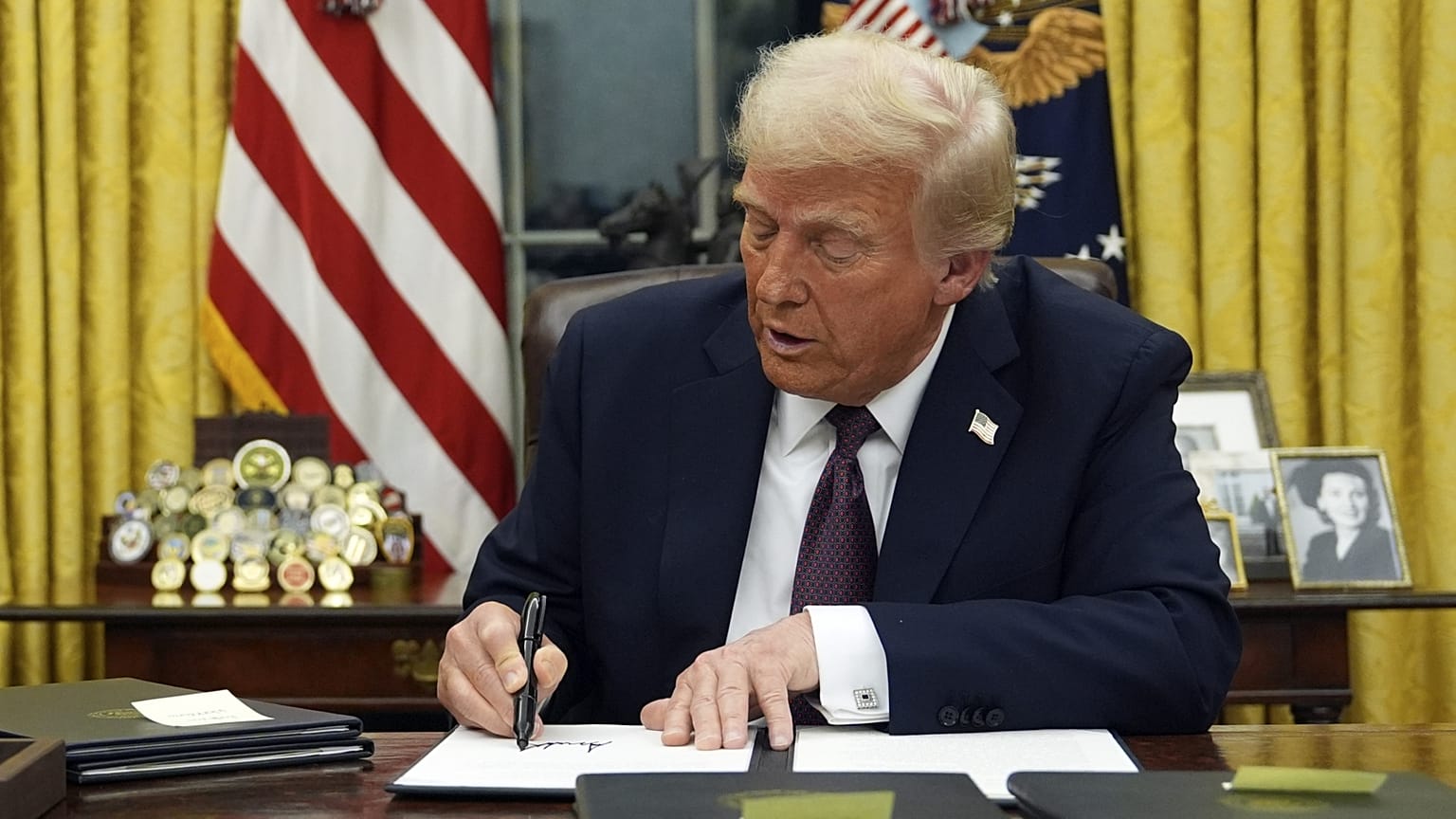 Rendeleti dömpinggel kezdte meg elnökségét Donald Trump