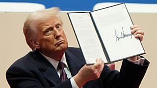 Başkan Donald Trump, 20 Ocak 2025 Pazartesi günü Washington'da düzenlenen Başkanlık Göreve Başlama Töreni'nde imzaladığı kararnameyi havaya kaldırdı.