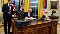 Präsident Donald Trump unterzeichnet im Oval Office eine Verfügung zum Austritt der USA aus der Weltgesundheitsorganisation.