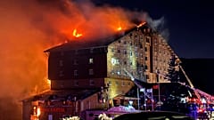 Feuerwehrleute arbeiten daran, ein Feuer in einem Hotel im Skigebiet von Kartalkaya in der Provinz Bolu im Nordwesten der Türkei zu löschen, Dienstag, 21. Januar 2025. (IHA via AP)