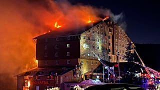 Feuerwehrleute arbeiten daran, ein Feuer in einem Hotel im Skigebiet von Kartalkaya in der Provinz Bolu im Nordwesten der Türkei zu löschen, Dienstag, 21. Januar 2025. (IHA via AP)