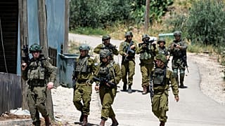 ضباط الجيش الإسرائيلي يسيرون في مخيم الفارعة للاجئين الفلسطينيين في الضفة الغربية المحتلة الاثنين 10 يونيو 2024