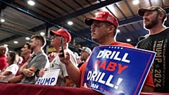 Dateibild von Trump-Anhängern, die einer Rede vor den Wahlen lauschen, in der er versicherte, dass er die Interessen Amerikas an erste Stelle setzen würde