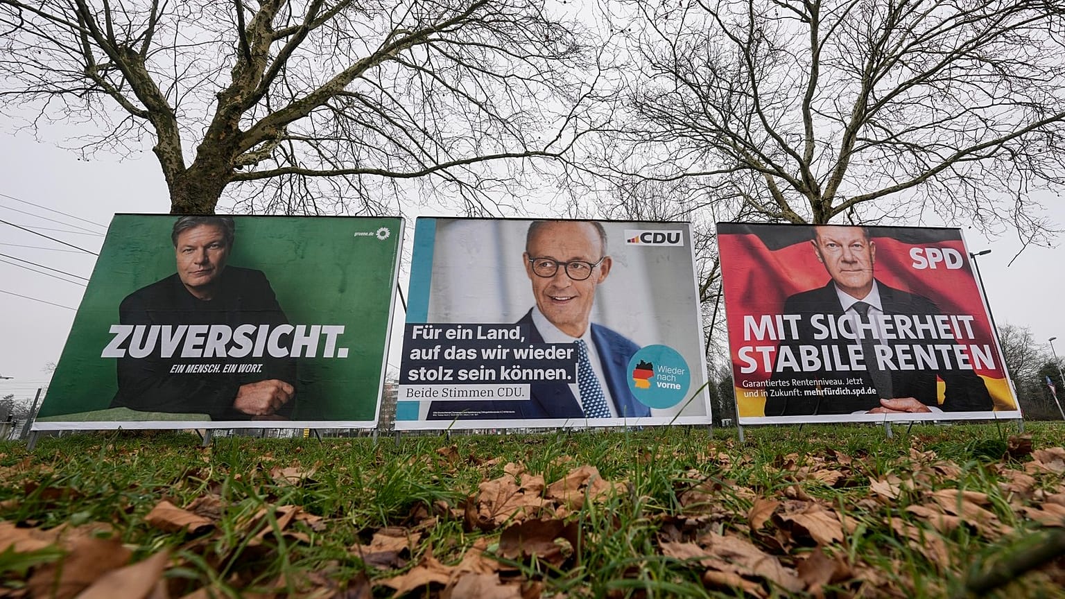 Affiches électorales dans une rue de Duesseldorf, Allemagne, 17 janvier 2025