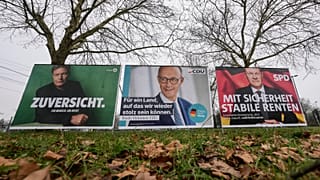Affiches électorales dans une rue de Duesseldorf, Allemagne, 17 janvier 2025