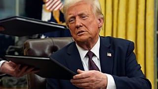 ABD Başkanı Donald Trump, 20 Ocak 2025 Pazartesi günü Washington, D.C.'de Beyaz Saray'ın Oval Ofisi'nde kararnameleri imzaladı.