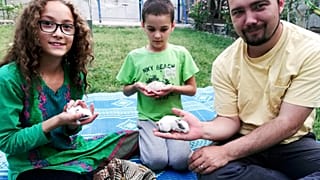صورة عائلية لرايان كوربيت وهو يحمل أرانبًا مع ابنته ميريام وابنه كيلب في كابول بأفغانستان عام 2020 