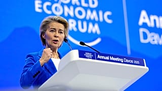 Mme Von der Leyen est réapparue à Davos après avoir été absente en raison d'une grave pneumonie.