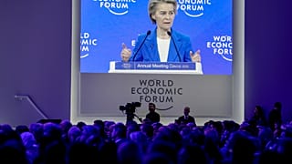 Ursula von der Leyen, présidente de la Commission européenne, s'exprime lors de la réunion annuelle du Forum économique mondial à Davos, en Suisse.