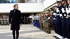 Президент Франции Эммануэль Макрон осматривает войска во время военной церемонии во время визита в Командование цифровой поддержки и кибернетики (CATNC) французской армии, 20 января 2025 года.