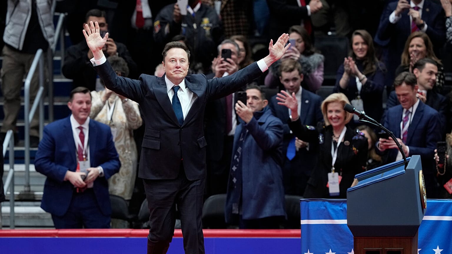 Elon Musk llega al escenario de la inauguración presidencial en Washington, el lunes 20 de enero de 2025.