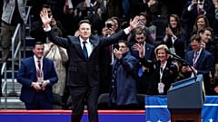 Elon Musk betritt die Bühne, um bei einer Indoor-Parade zur Amtseinführung des Präsidenten in Washington zu sprechen, Montag, 20. Januar 2025.