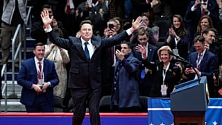 Elon Musk llega al escenario de la inauguración presidencial en Washington, el lunes 20 de enero de 2025.