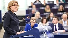 Henna Virkkunen spricht vor dem Europäischen Parlament.