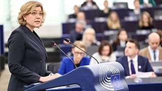 Henna Virkkunen spricht vor dem Europäischen Parlament.