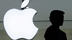 Bir kişi, 7 Aralık 2011 Çarşamba günü New York'ta, şirketin Grand Central Terminali'ndeki yeni mağazasında Apple logosunun yanında duruyor. 