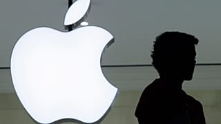 Bir kişi, 7 Aralık 2011 Çarşamba günü New York'ta, şirketin Grand Central Terminali'ndeki yeni mağazasında Apple logosunun yanında duruyor. 